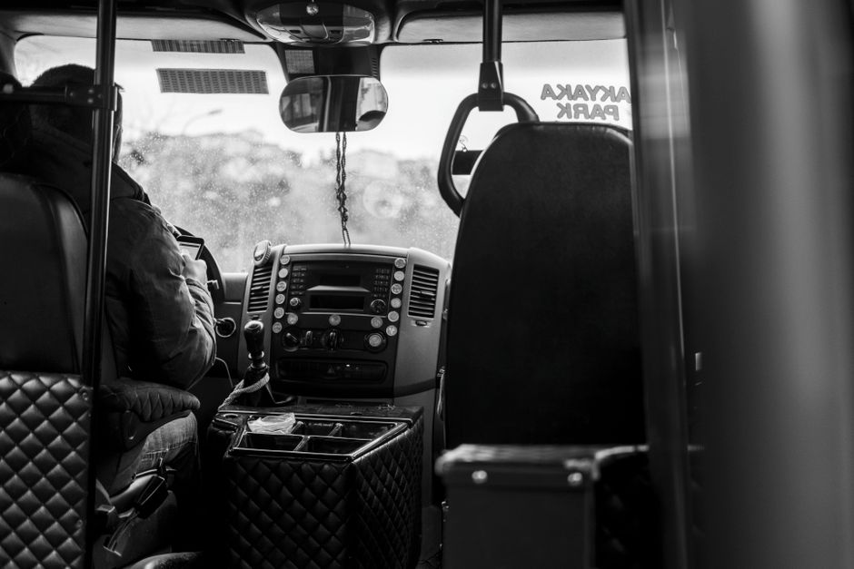 Een professionele buschauffeur in Nederland tijdens het rijden in een moderne bus, met focus op openbaar vervoer.