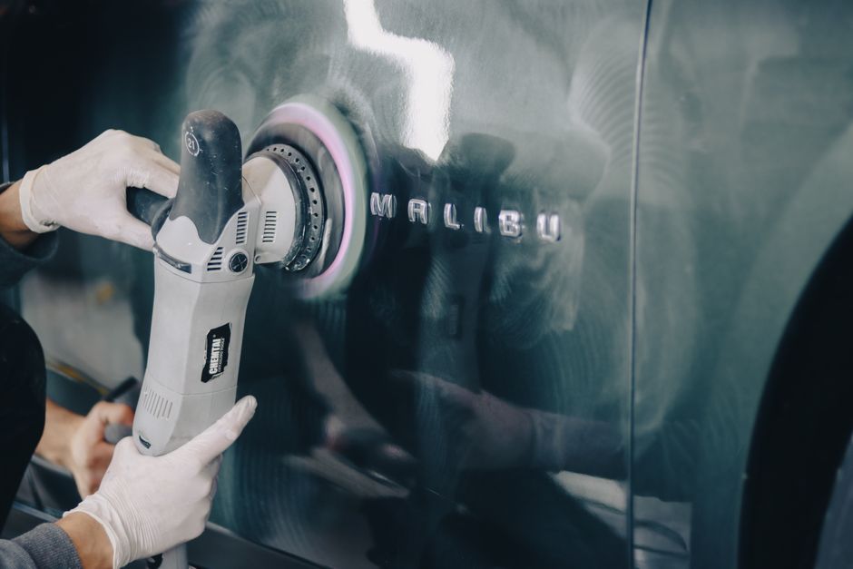 Een compacte mini polijstmachine voor vrachtwagens, ideaal voor het polijsten van details en moeilijk bereikbare plekken, perfect voor professionele chauffeurs.